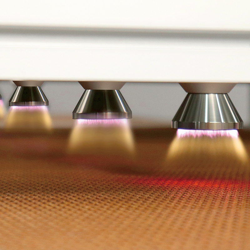 等離子清洗機(jī)利用等離子體的特性，通過對材料表面的活化、清洗和改性處理，可以顯著改善材料的表面性能。